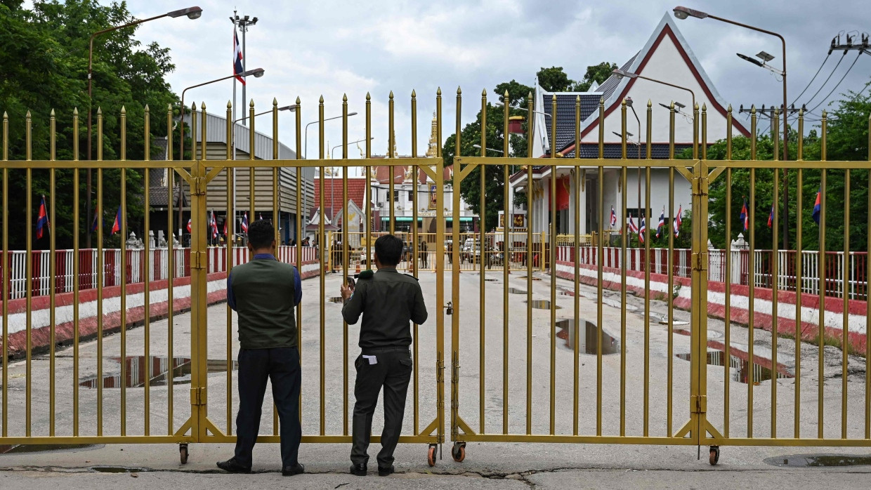 Kambodschanische Polizisten am Poipet Grenzübergang nach Thailand.