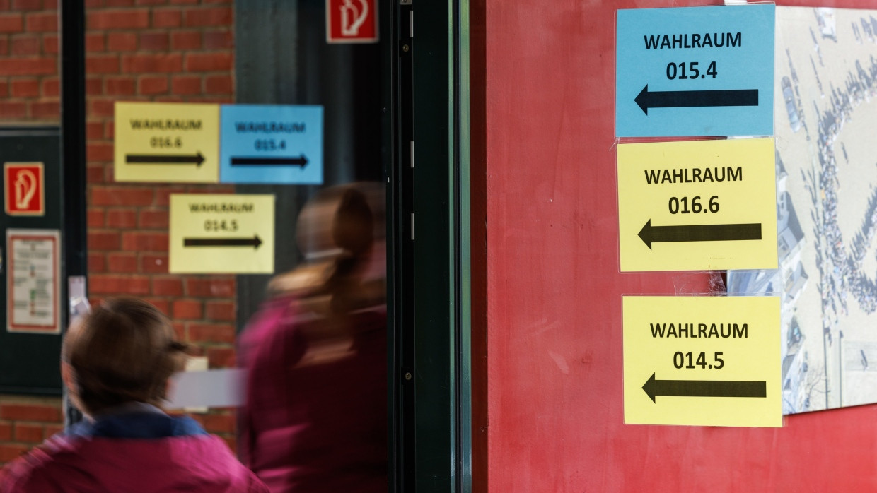 Auf ein Neues am 28. September: Auch in Bielefeld (hier das Wahllokal Brackwede am ersten Wahltag) ist eine Stichwahl nötig.