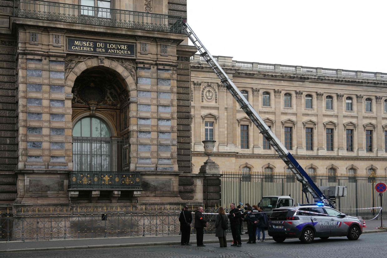 Polizisten stehen neben dem Lastenaufzug, den die mutmaßlichen Täter genutzt haben, um sich Zugang zum Louvre zu verschaffen.