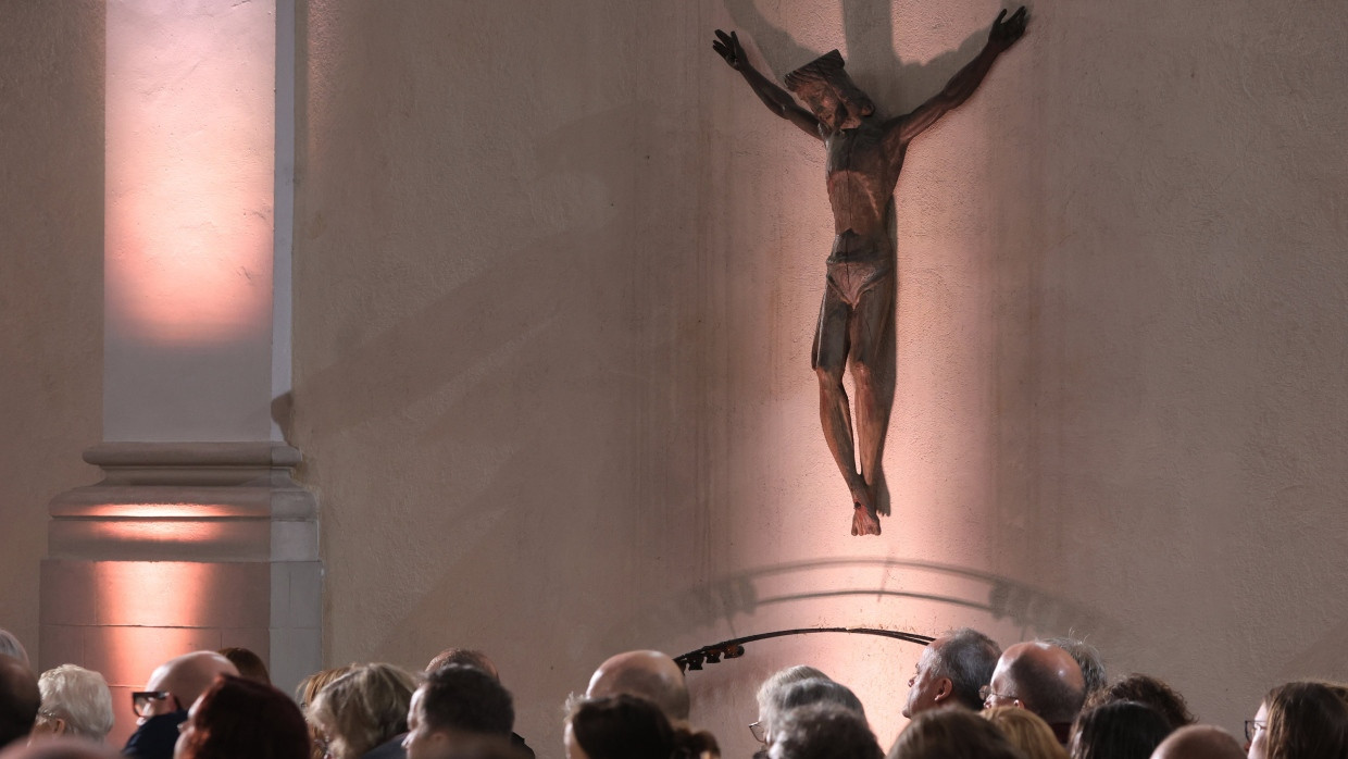 Besucher der Synode der Evangelischen Kirche in Deutschland (EKD) in der Würzburger Kirche Sankt Stephan