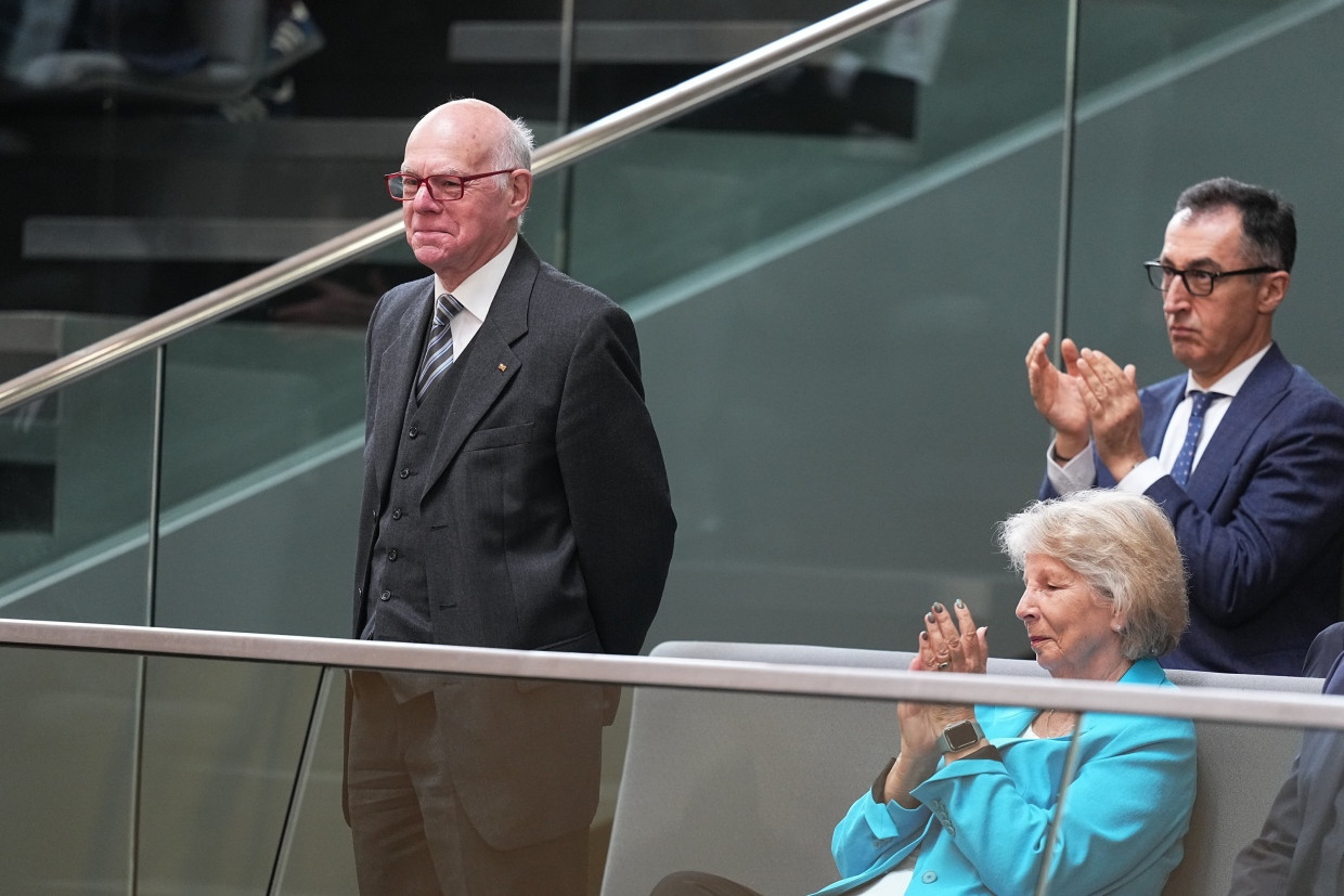 Der ehemalige Bundestagspräsident Norbert Lammert (CDU), im März in der konstituierenden Sitzung des neuen Bundestags, applaudiert von Cem Özdemir (Grüne) und Sabine Bergmann-Pohl (CDU), die 1990 Präsidentin der Volkskammer der DDR war