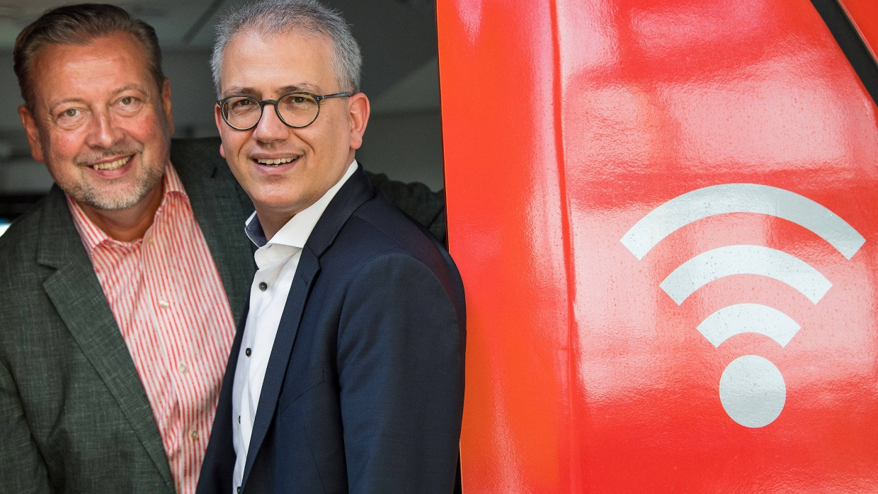 Freuen sich auch W-Lan in den S-Bahnen: RMV-Chef Ringat und Verkehrsminister Al-Wazir (rechts)
