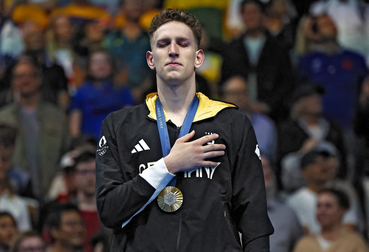 Geht ans Herz: Lukas Märtens bei der Siegerehrung nach seinem Olympiasieg in Paris 2024