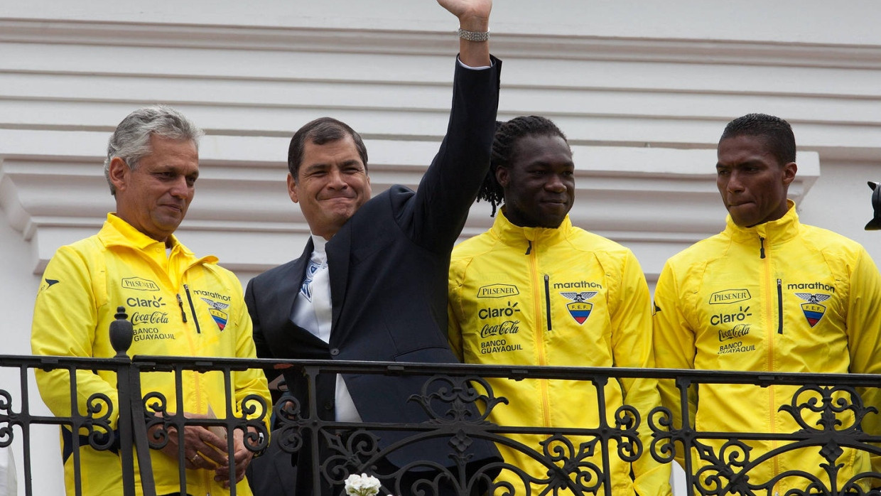 Fußball als Staatsangelegenheit: Präsident Rafael Correa verabschiedet das Team zur WM