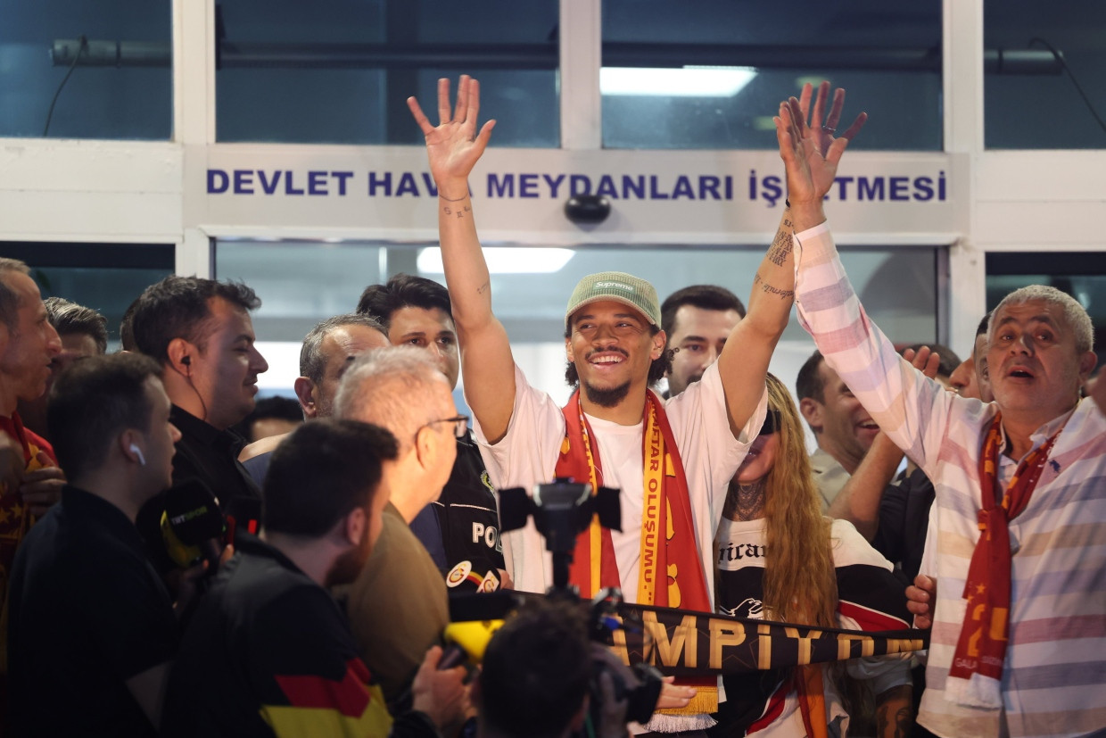 Freut sich auf die Spiele für seinen neuen Arbeitgeber: Leroy Sané trägt bei der Ankunft am Flughafen bereits einen Galatasaray-Istanbul-Schal.