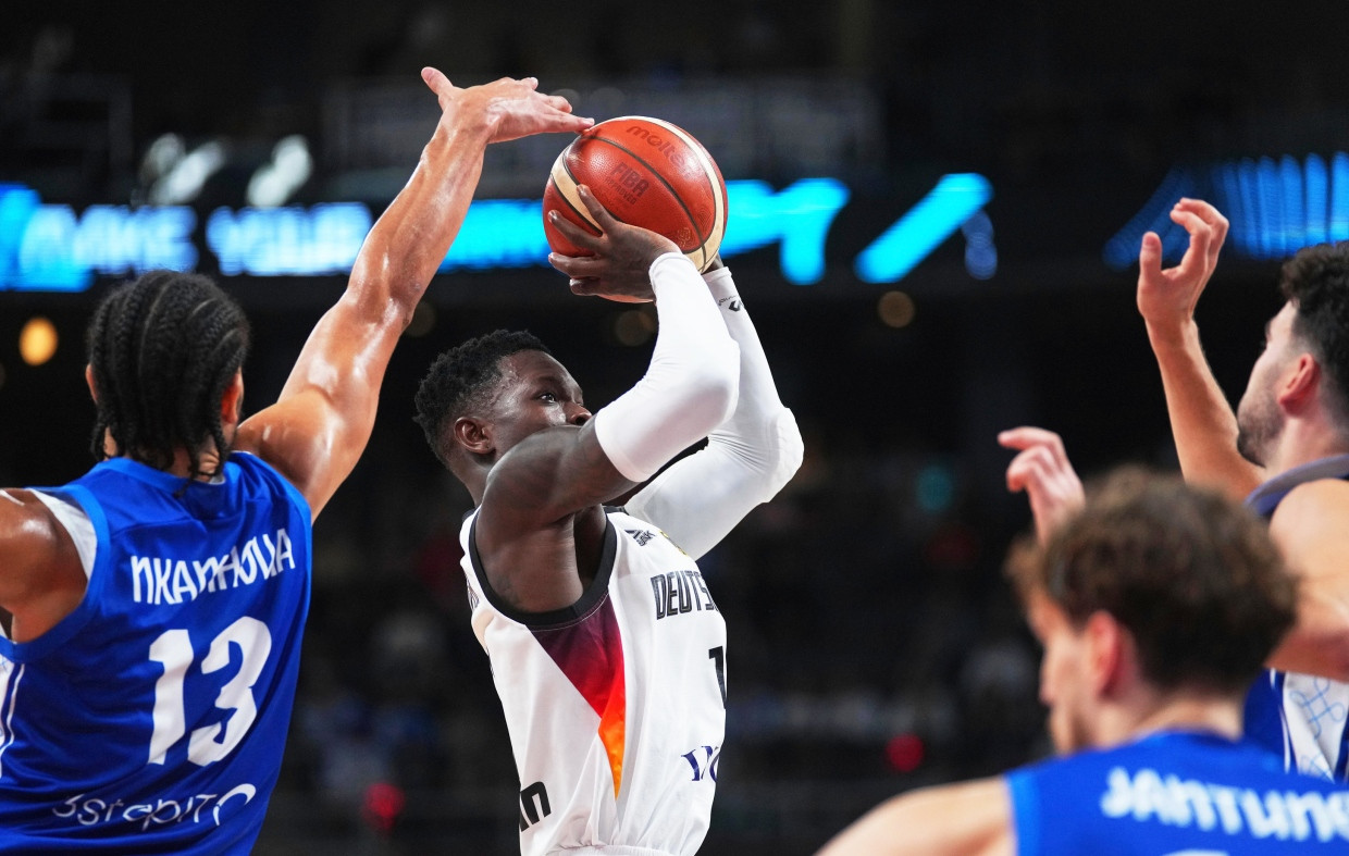 Deutschlands Kapitän Dennis Schröder (Mitte) führt sein Team zum achten Sieg bei dieser EM.