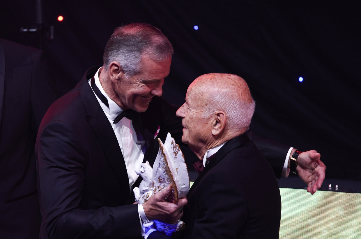 Sportreporterlegende: Hartmut Scherzer (rechts) erhält den Pegasos aus den Händen von Box-Legende Henry Maske.