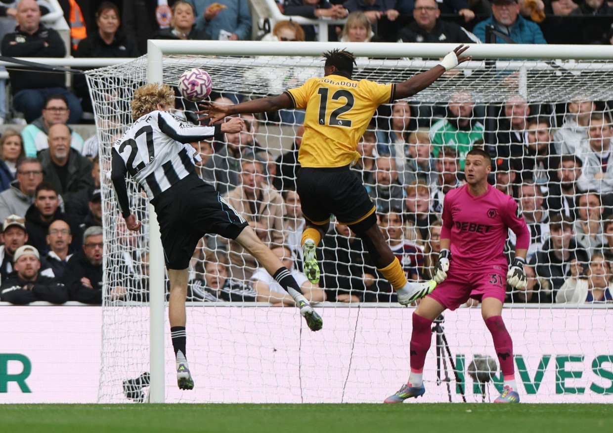 Asnjë qendër klasike përpara: Nick Woltated (majtas) ende godet kokën