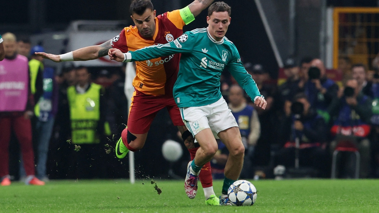 Dicht verfolgt: Gegen Galatasaray erlebt Florian Wirtz einen schwierigen Abend.