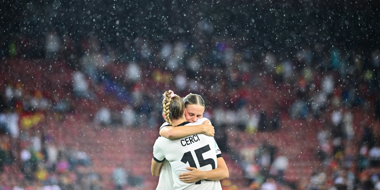 Bei den Zuschauern gelang ihnen ein Sieg: Klara Bühl und Selina Cerci umarmen sich nach dem verlorenen Halbfinale.