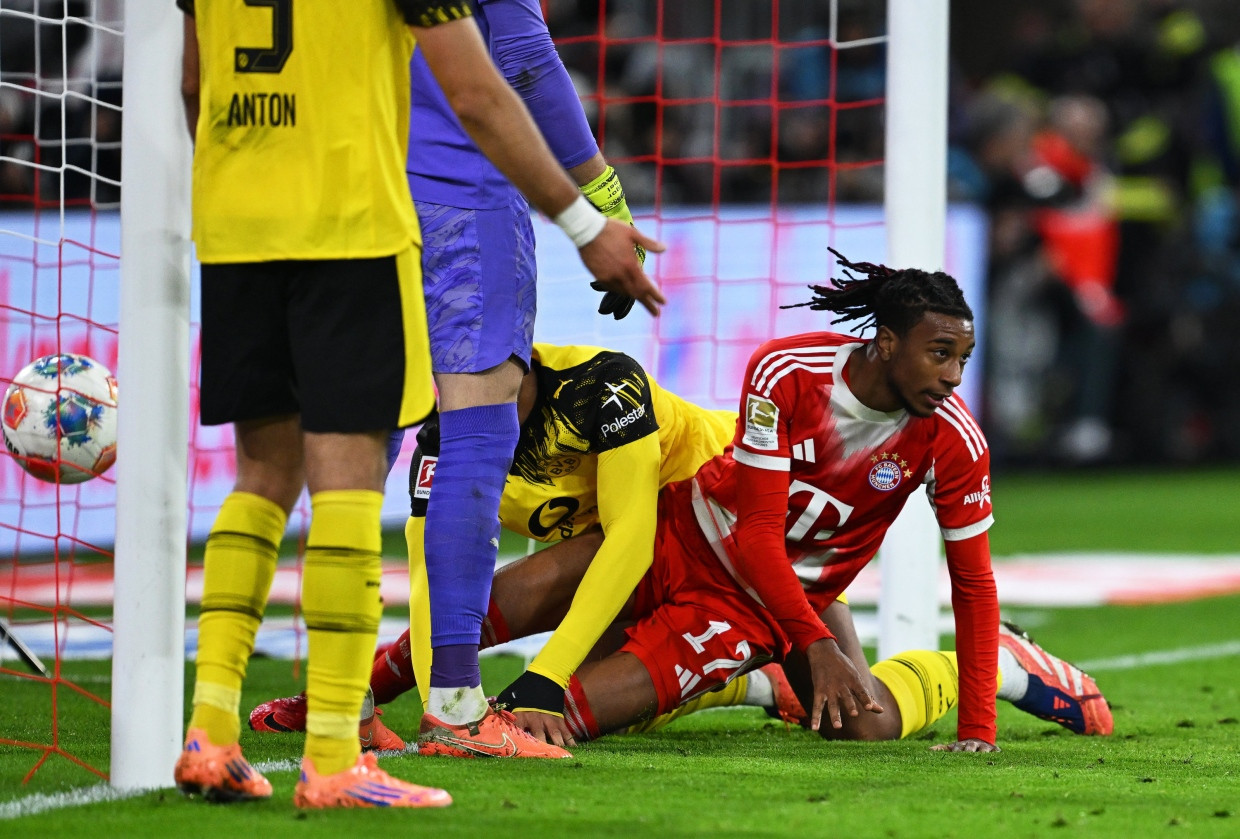Michael Olise erzielt nach einem misslungenen Rettungsversuch von Jobe Bellingham das 2:0