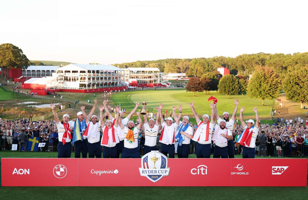 Luke Donald, Captain des Teams Europa, stemmt bei der Siegesfeier den Ryder Cup in die Höhe.