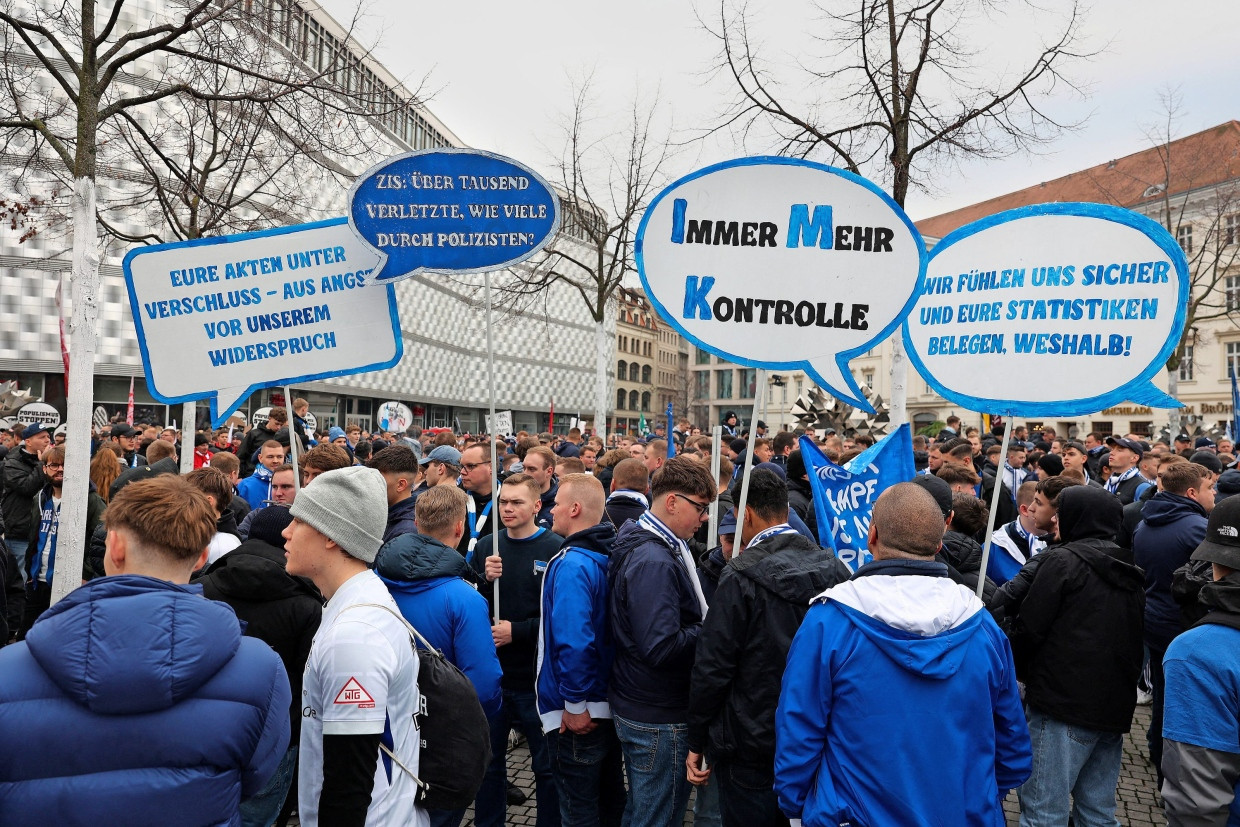 Auch Fans von Hertha BSC protestieren in Leipzig.