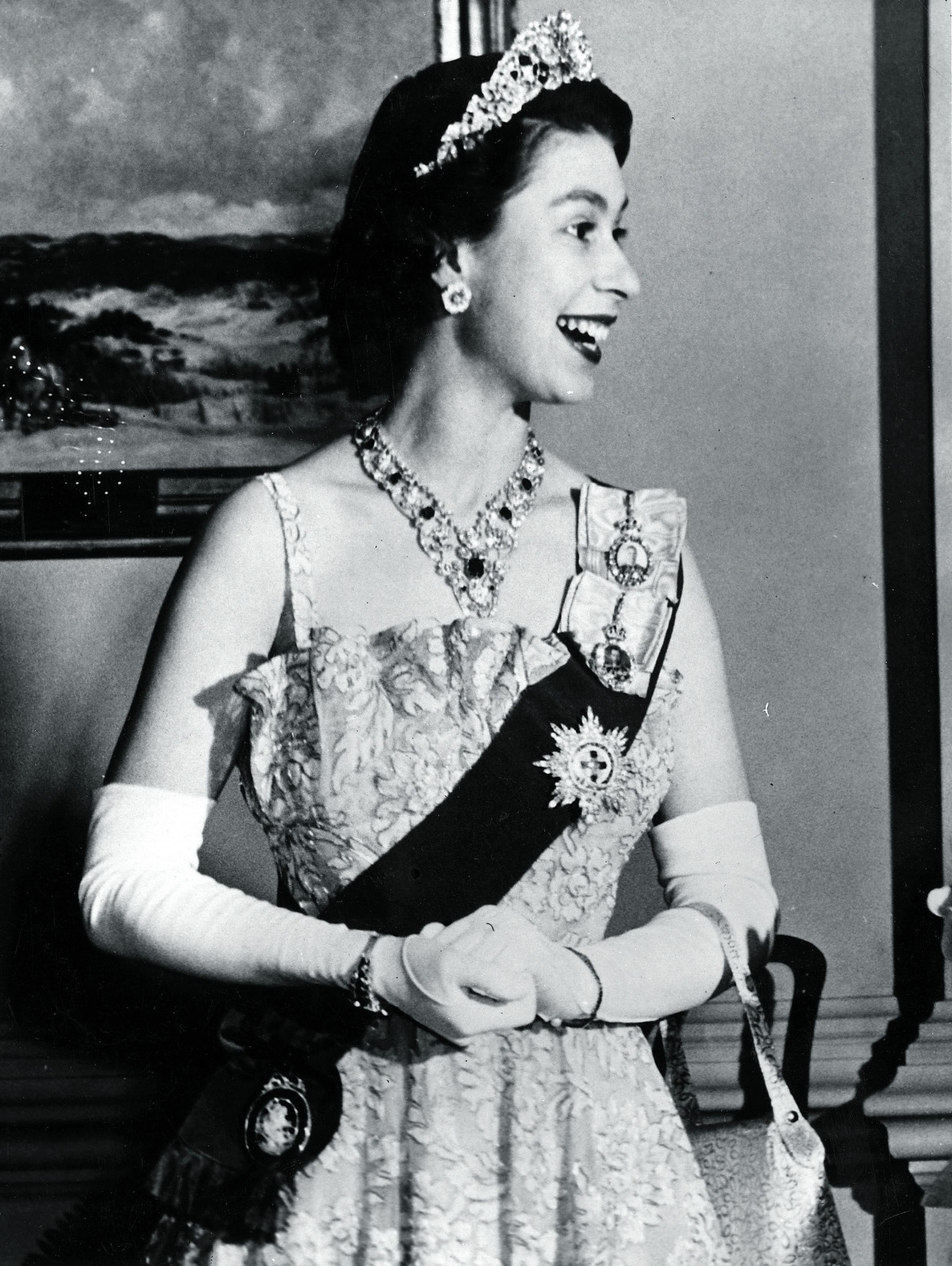 Erst das Piercing, dann die Krönung: Elisabeth II. 1951 mit großem Ohrschmuck