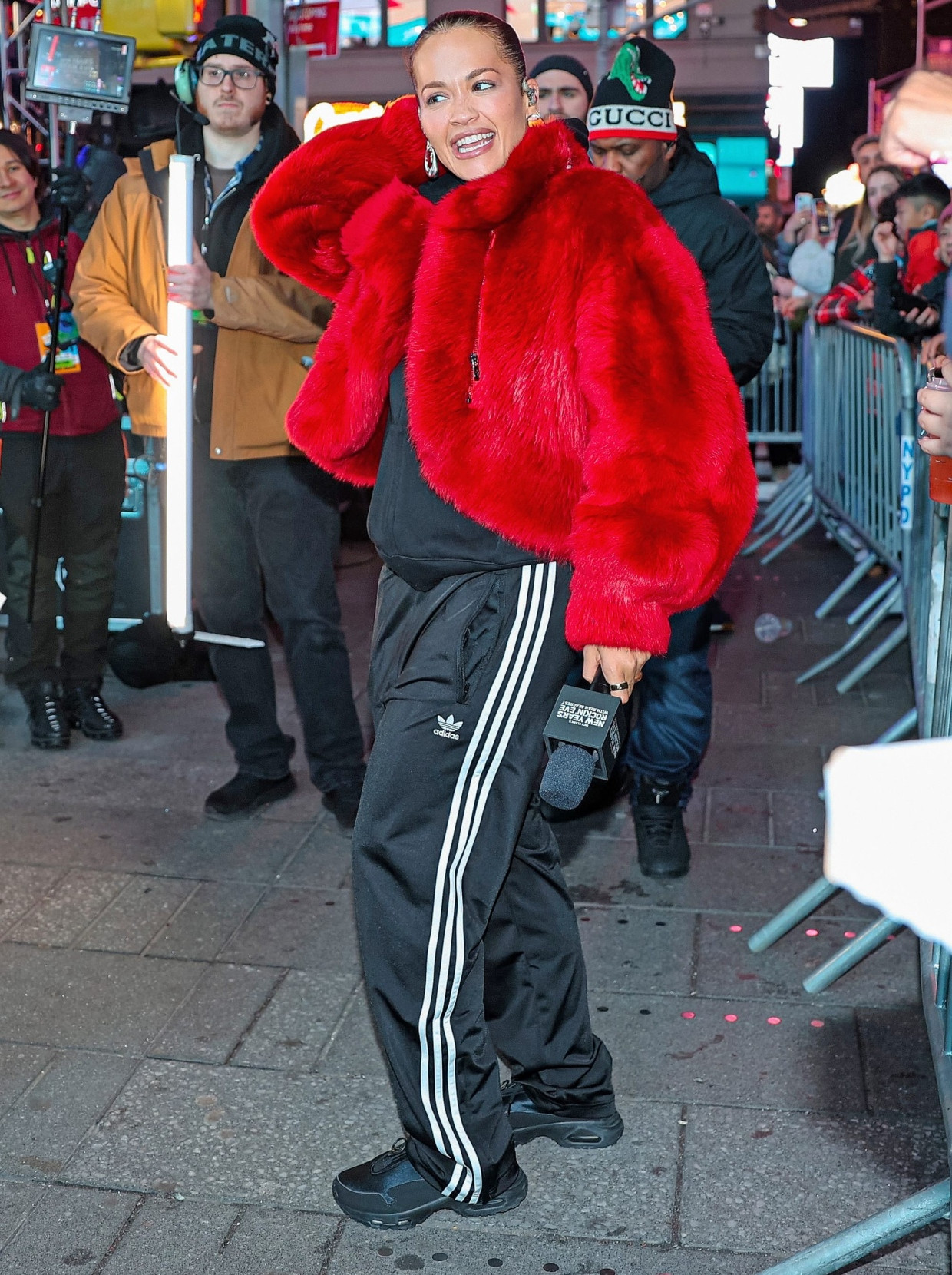 Auf der Bühne: Rita Ora in Adidas-Jogginghose im Rahmen eines Auftritts in New York im vergangenen Winter