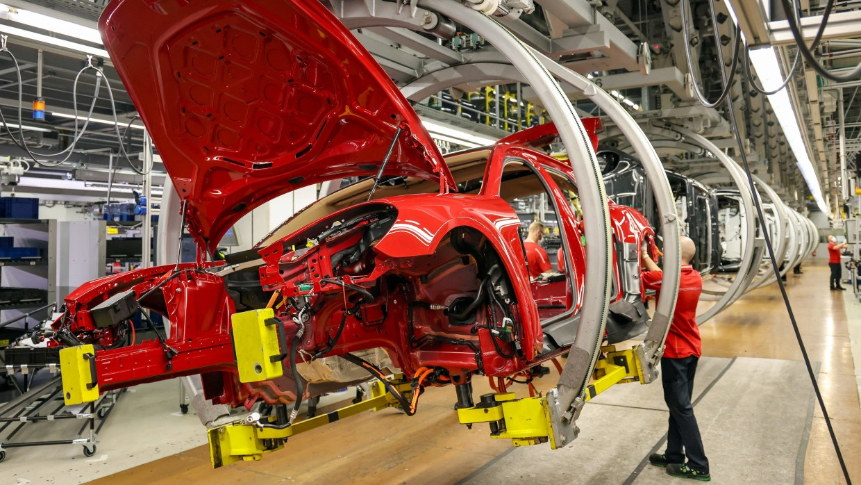 Eine Branche kämpft um ihre Zukunft: Im Leipziger Werk von Porsche produzieren Mitarbeiter den Sportwagen Panamera