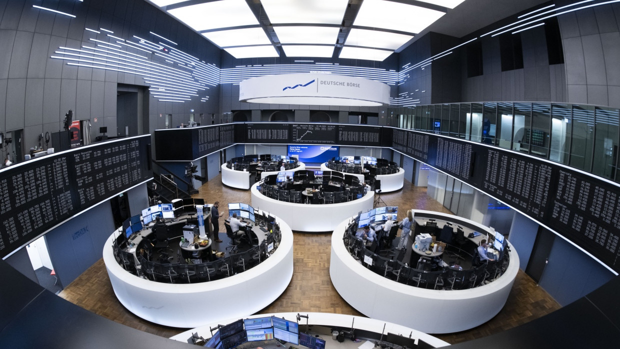 Händler beobachten auf dem Börsenparkett in Frankfurt auf ihren Monitoren die Kurse.