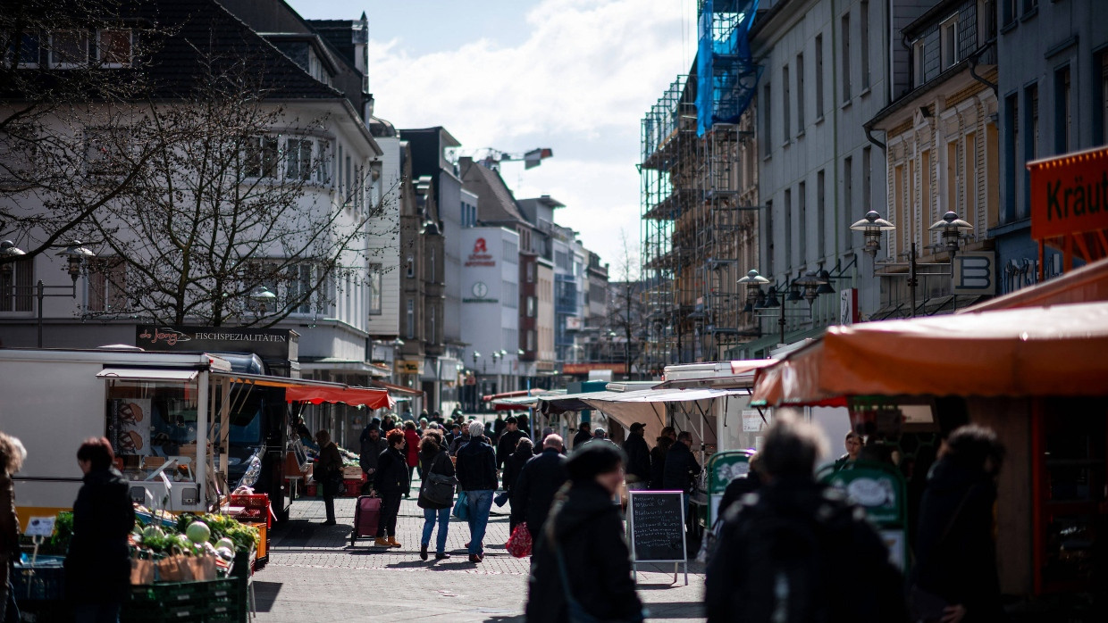 Menschen laufen am Samstag über den Wochenmarkt in Oberhausen-Sterkrade