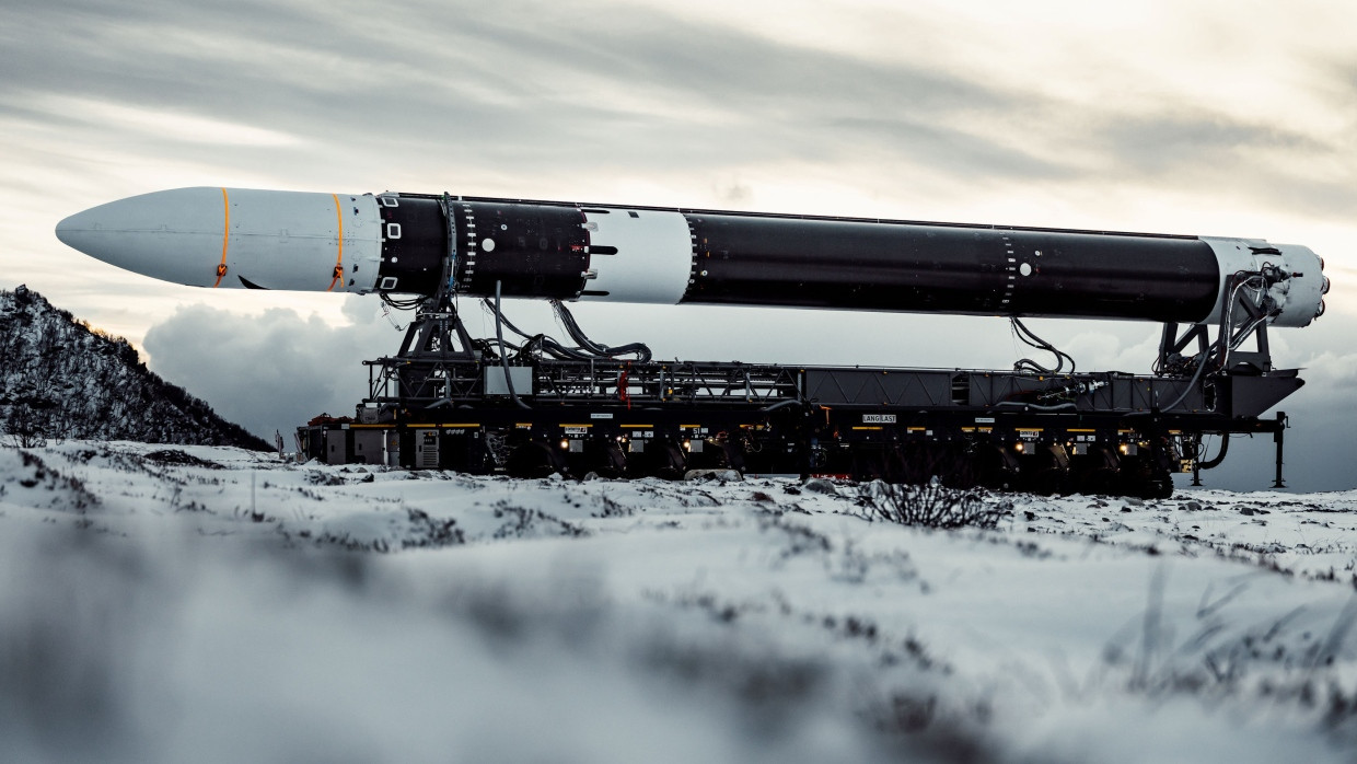 Die Trägerrakete „Spectrum“ von Isar Aerospace im März auf dem Weg zu einer Startrampe auf der Insel Andøya in Norwegen.