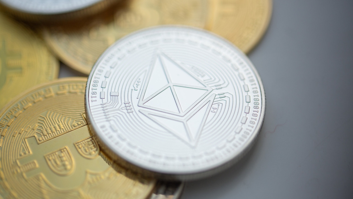 Ethereum- und Bitcoin-Münzen