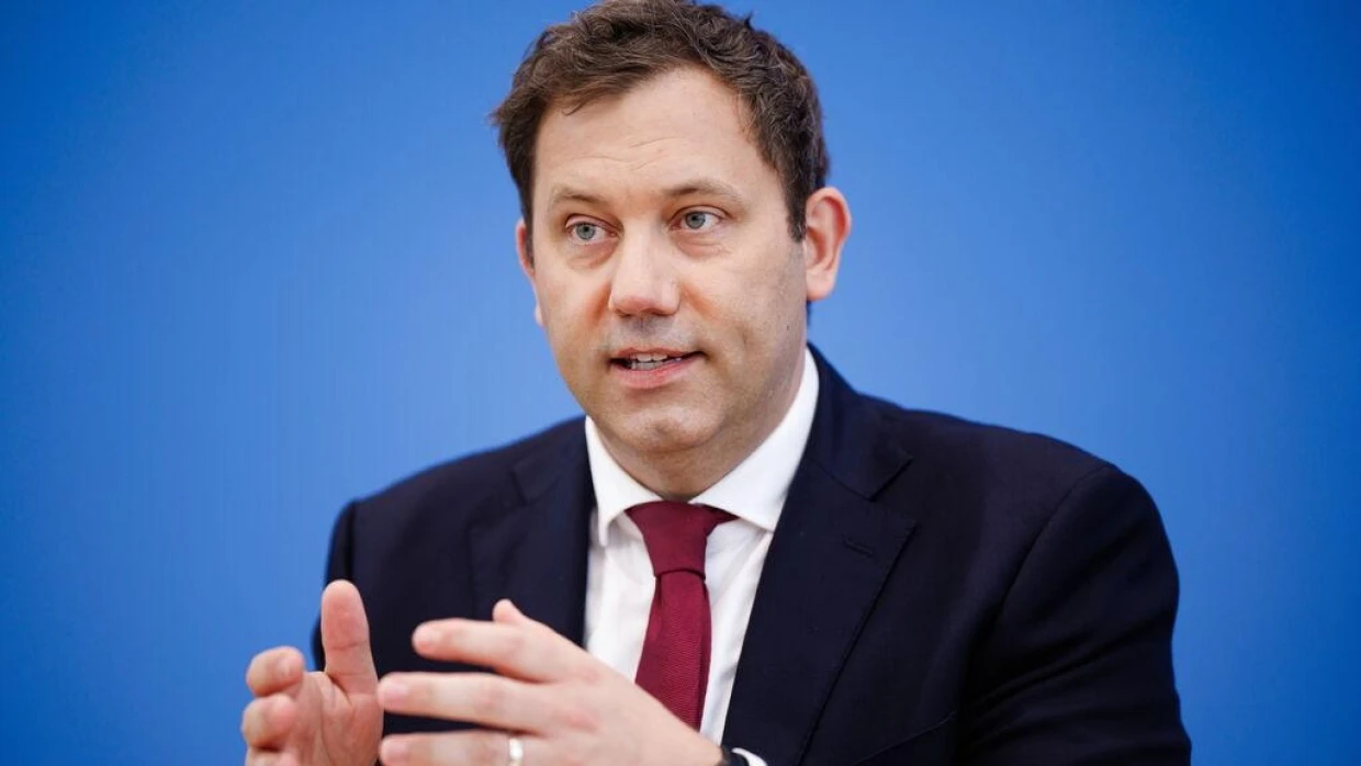 Lars Klingbeil schließt Steuererhöhungen zur Schließung der Milliardenlücke  im Haushalt nicht aus | FAZ