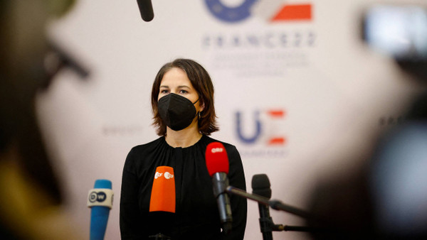 Vermittlerin: Annalena Baerbock bei der EU-Außenministerkonferenz in Frankreich vergangene Woche