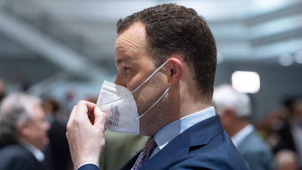 Jens Spahn rückt seine FFP-2-Maske zurecht: Der Noch-Gesundheitsminister (CDU) dürfte in den kommenden Tagen wieder vermehrt gefordert sein.