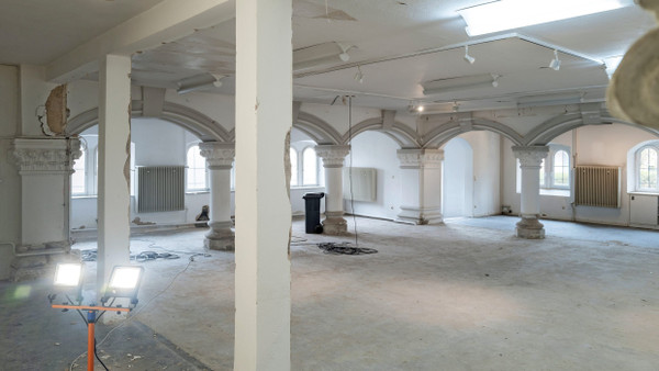 Mit Stahlträgern und Zwischendecke: Blick in das Erdgeschoss der Synagoge an der Grabenstraße in Schlüchtern.