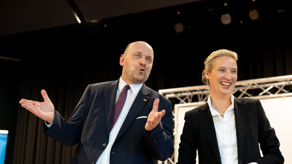 Wahlkampfauftakt in Hessen: Spitzenkandidat Robert Lambrou und Bundesparteivorsitzende Alice Weidel in Gelnhausen.