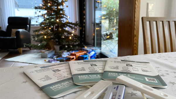 In diesem Jahr: Geschenke und Schnelltests liegen unter dem Weihnachtsbaum.