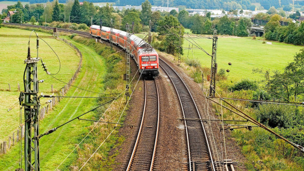 Ausbaufähig: Ein Regionalexpress fährt nahe Gelnhausen durch das Kinzigtal.