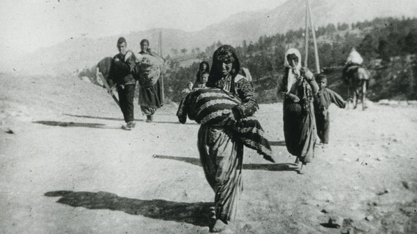 Armenier und Armenierinnen auf der Flucht aus dem Osmanischen Reich im Jahr 1915.