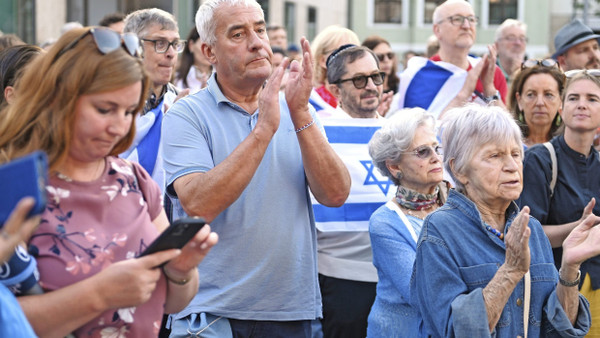 Solidarität mit der jüdischen Gemeinde: Ludwig Spaenle bei einer Menschenkette vor der Synagoge Ohel Jakob in München