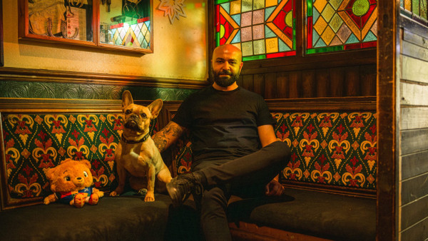 Zeigt jedes Spiel: Eren Firat, Inhaber des Irish Pubs O'Dwyer's im Frankfurter Stadtteil Sachsenhausen