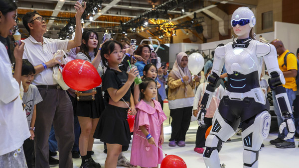 High-Tech in Malaysia: bei der Autoshow 2025 in Kuala Lumpur wird ein humanioder Roboter vorgeführt.