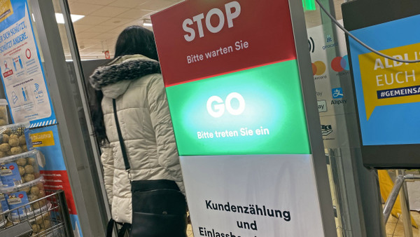 Kundenzählung am Eingang eines Aldi-Marktes