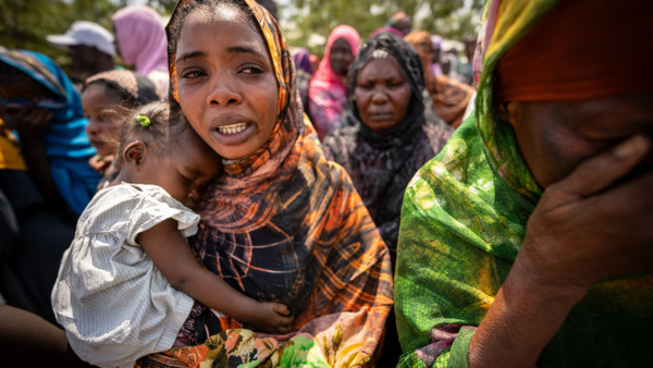 Geflüchtete Frauen weinen in der Flüchtlingssiedlung Gorom in Südsudan während des Besuchs von Außenministerin Annalena Baerbock.