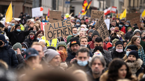 Für die einen machen sie auf Probleme aufmerksam, für die anderen sind sie das Problem: Menschen protestieren gegen Corona-Maßnahmen – dicht an dicht und weitgehend ohne Maske (hier im Februar in Frankfurt am Main)