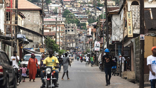 Die Armut ist große, Aufklärung nicht nur über Gesundheitsthemen tut Not. Straße in Freetown.