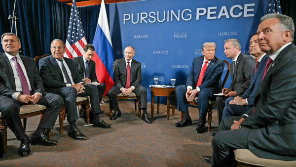 Wladimir Putin und Donald Trump (Mitte)  mit Jurij Uschakow (ganz links), Sergej Lawrow (Zweiter von links),   Marco Rubio (Zweiter von rechts), Steve Witkoff (ganz rechts) und Übersetzern am Freitag in Anchorage