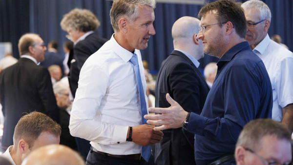 Thüringens AfD-Chef Björn Höcke im Juli 2023 im Gespräch mit Robert Sesselmann. Einen Monat zuvor war Sesselmann im thüringischen Sonneberg zum ersten Landrat seiner Partei gewählt worden.