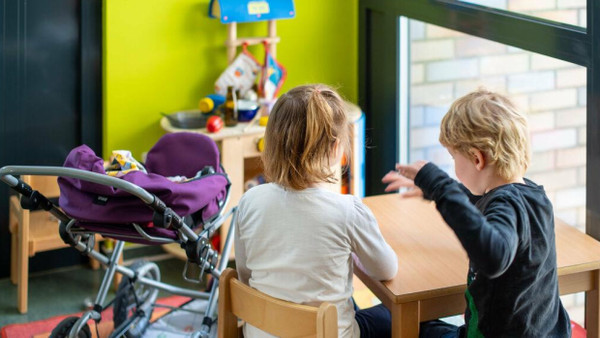 Die gewonnene Arbeitszeit der Erzieherinnen soll genutzt werden, um für 120 Kinder eine Betreuung anzubieten, die bisher noch keinen Platz erhalten haben.