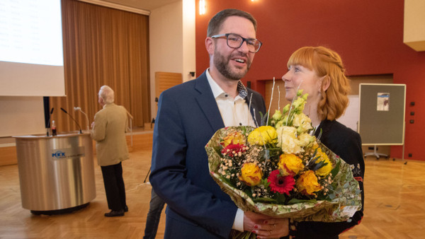 Thorsten Stolz hat die Landratswahl gewonnen. Seine Frau gratuliert.
