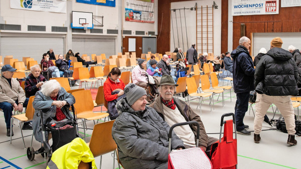 Ausdauer nötig: In der Main-Kinzig-Halle warten Anwohner darauf, dass die Fliegerbombe unschädlich gemacht wird.