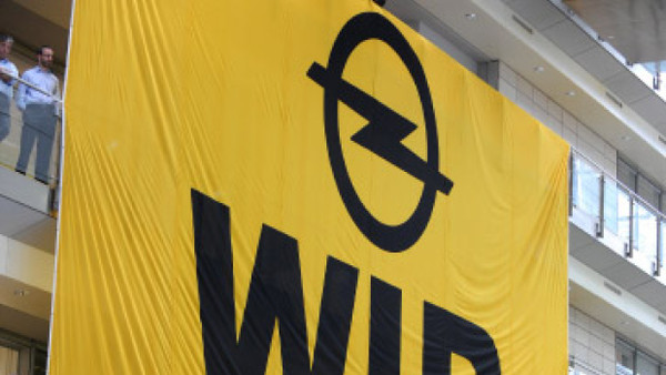 Hoffnungszeichen: Opel-Mitarbeiter und ihre Botschaft in der Rüsselsheimer Firmenzentrale