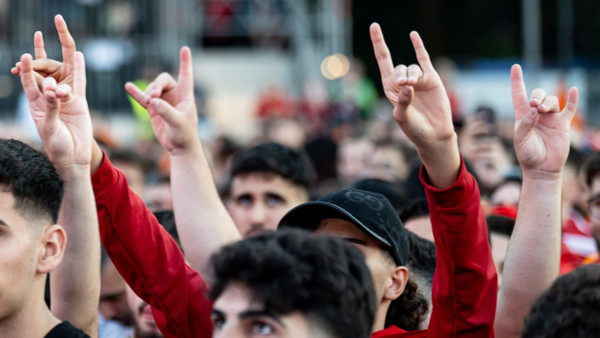 Auf der Berliner Fanmeile beim Viertelfinale: Türkei-Fans machen den „Wolfsgruß“.